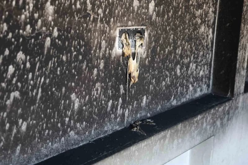 Hatay’ın Antakya ilçesinde 5 kişilik ailenin yaşadığı evde çıkan yangın, kısa sürede büyüyerek odayı sardı. Prizden çıkt