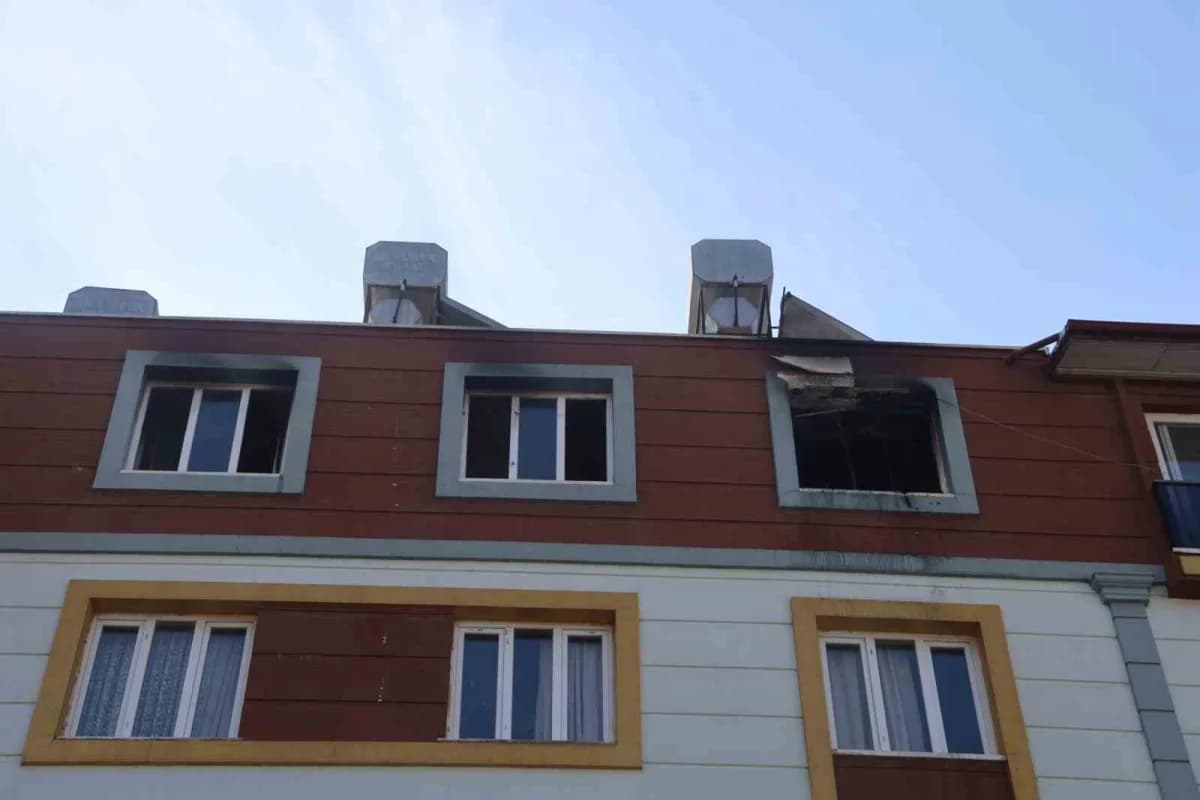 Hatay’ın Antakya ilçesinde 5 kişilik ailenin yaşadığı evde çıkan yangın, kısa sürede büyüyerek odayı sardı. Prizden çıkt