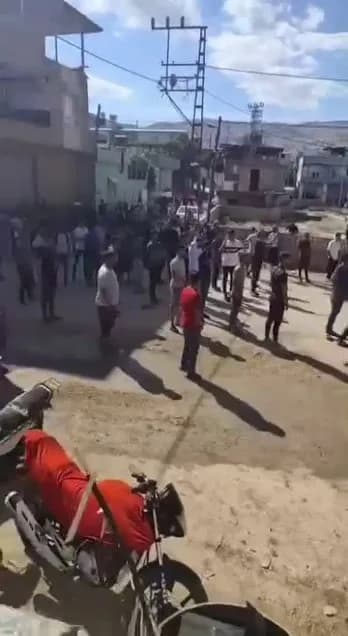 Kortej oluşturarak yolu kapatan şahıslar ve emniyet güçleri arasında gergin anlar yaşandı.