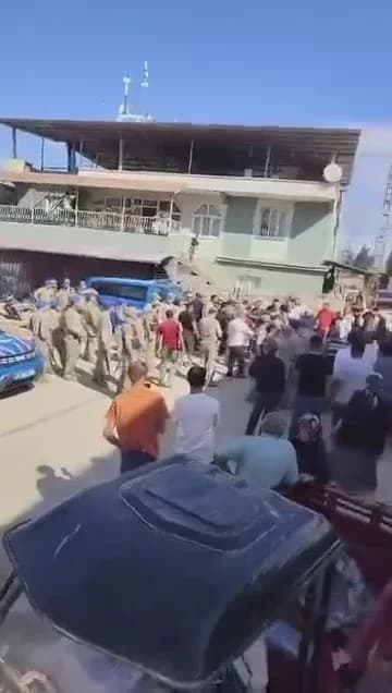 Hatay'da kaçak elektrik kullanımının tespit edildiği mahallede cezai işlem uygulayan ekiplere izin vermeyen şahıslar kor