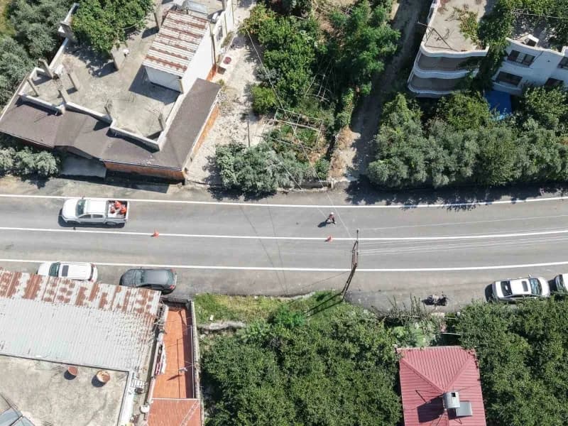 Samandağ Sutaşı Mahallesi Abdi İpekçi Caddesi’nde tamamlanan beton asfalt çalışmasından görüntüler.