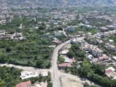 Hatay Samandağ Sutaşı Mahallesi Abdi İpekçi Caddesi’nde beton asfalt çalışması yapan Hatay Büyükşehir Belediyesi ekipler