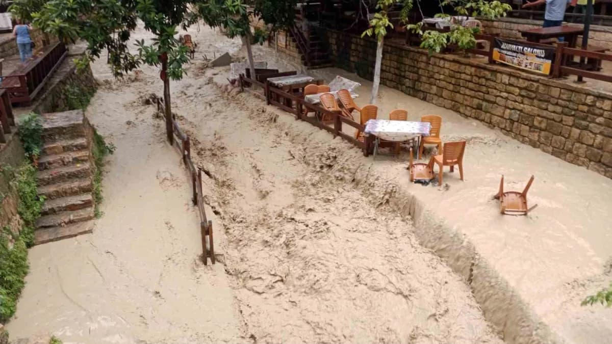 Hatay’ın Samandağ ilçesi Hıdırbey Mahallesi’nde bulunan dere, etkili olan yağışla birlikte taştı. Nehrin taşmasıyla çay