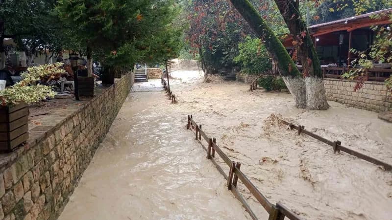 Hatay’ın Samandağ ilçesi Hıdırbey Mahallesi’nde bulunan dere, etkili olan yağışla birlikte taştı. Nehrin taşmasıyla çay
