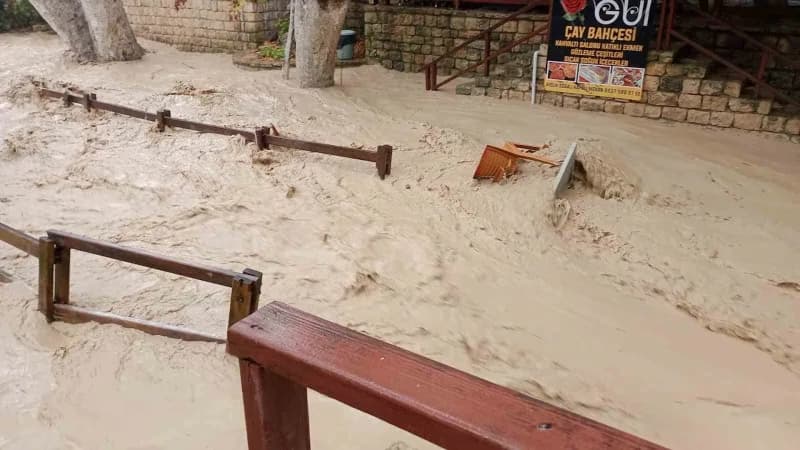 Hatay’ın Samandağ ilçesi Hıdırbey Mahallesi’nde bulunan dere, etkili olan yağışla birlikte taştı. Nehrin taşmasıyla çay