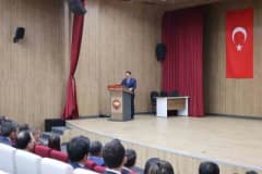 Hatay Valiliği toplantısında Vali Mustafa Masatlı ve katılımcılar sosyal projeleri değerlendiriyor