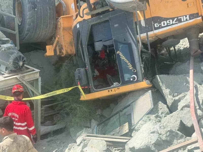 Hatay'da Karaköse Madencilik'e ait taş ocağında yaklaşık 6 metre yükseklikteki duvardan devrilen iş makinesinde bulunan