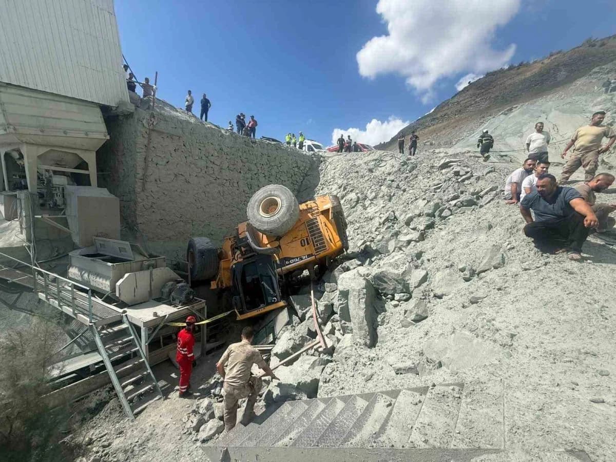 Hatay Karaköse Madencilik taş ocağında devrilen iş makinesi ve olay yeri