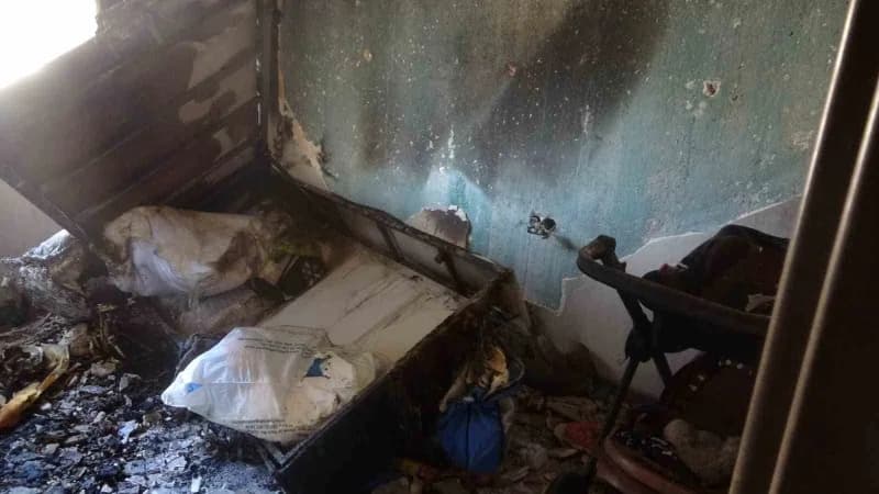 Hatay'ın antakya ilçesinde bir apartman dairesinde prizden çıktığı belirtilen yangın, itfaiye ekiplerince büyümeden sönd