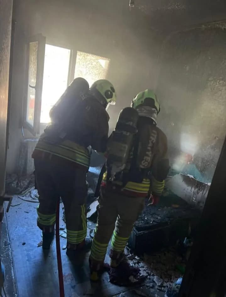Hatay'ın antakya ilçesinde bir apartman dairesinde prizden çıktığı belirtilen yangın, itfaiye ekiplerince büyümeden sönd