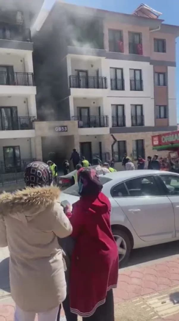 Hatay'ın antakya ilçesinde bir apartman dairesinde prizden çıktığı belirtilen yangın, itfaiye ekiplerince büyümeden sönd