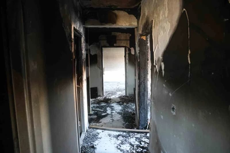 Yangının üzerinden yaklaşık 6 ay geçmesine rağmen dairedeki yanmış eşyalar ve atıklar kaldırılmazken, komşular kötü koku