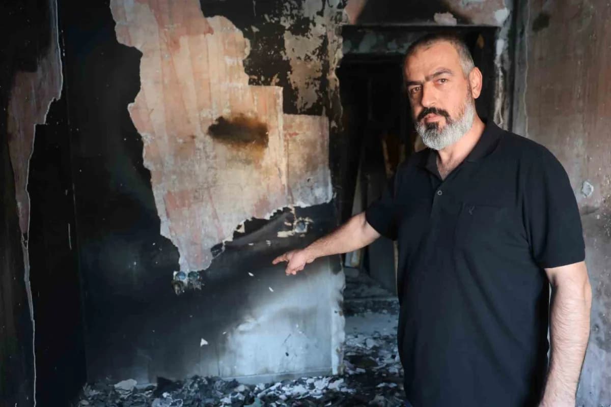 Hatay Antakya'da yangın sonrası kullanılmaz hale gelen daireden yayılan kötü koku ve böcekler apartman sakinlerini rahat