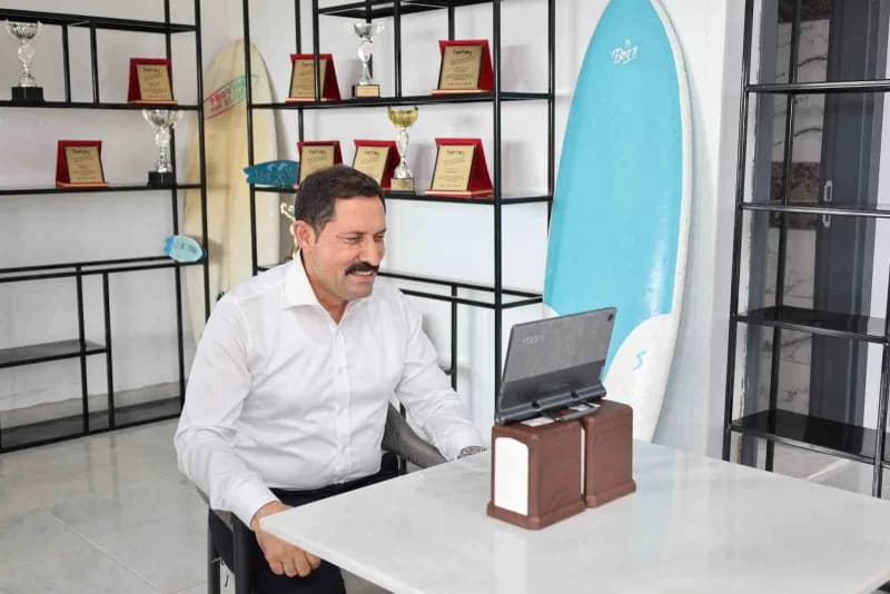 Hataylı genç sörfçüler Avrupa Şampiyonası için hazırlık yaparken görüntüleniyor