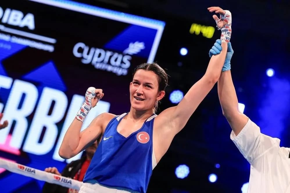 Hatice Akbaş, Avrupa Boks Şampiyonası'nda altın madalya kazanırken