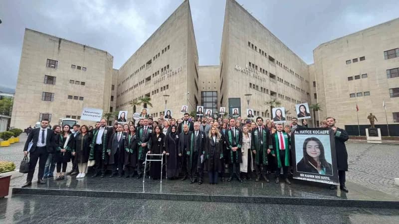 Bursa adliye önünde avukatlar Hatice Kocaefe davası için açıklama yapıyor