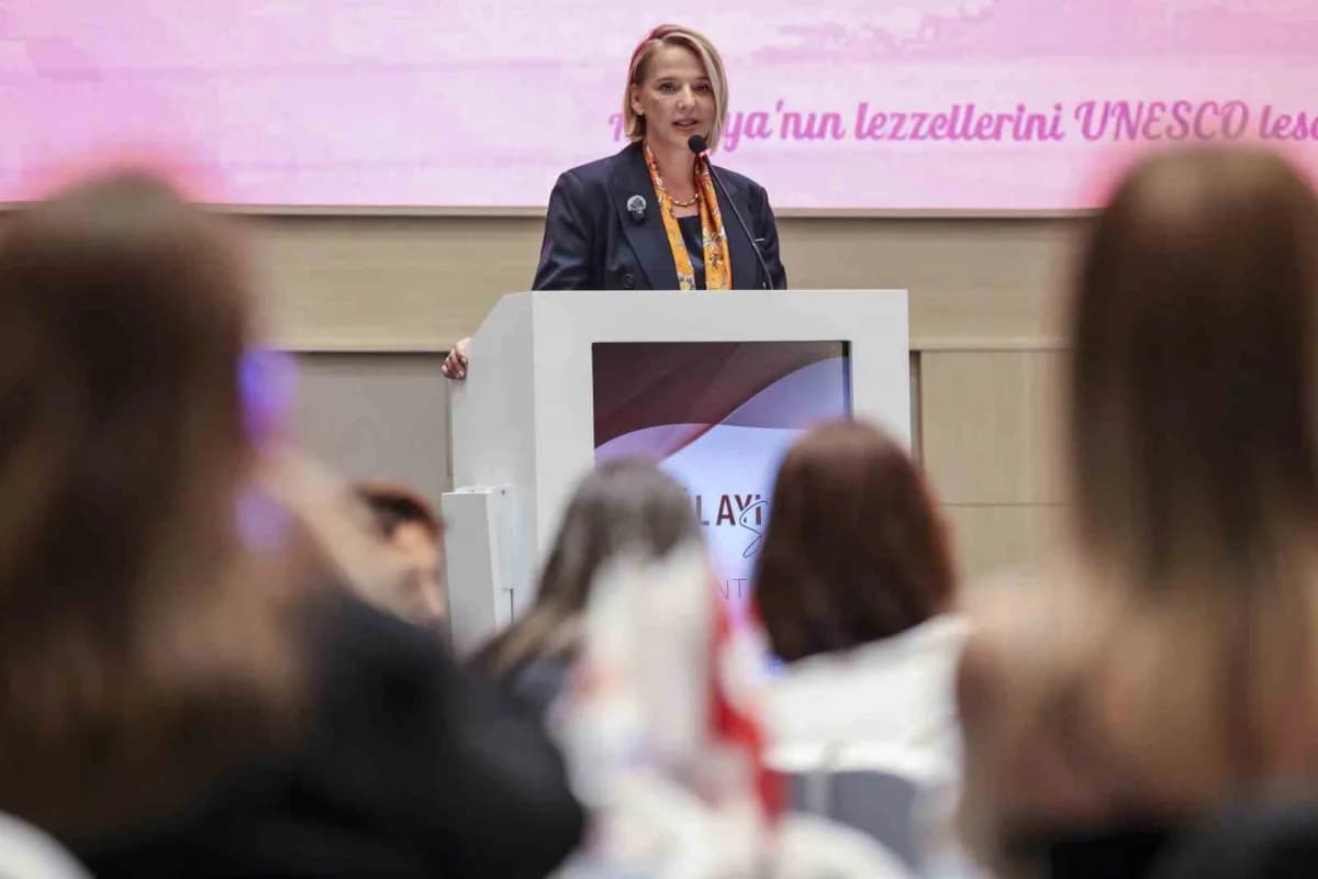 Hatice Öz, Antalya Ticaret ve Sanayi Odası seçim çalışmaları kapsamında kadın girişimcilerle toplantıda konuşuyor