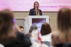 Hatice Öz, Antalya Ticaret ve Sanayi Odası seçim çalışmaları kapsamında kadın girişimcilerle toplantıda konuşuyor