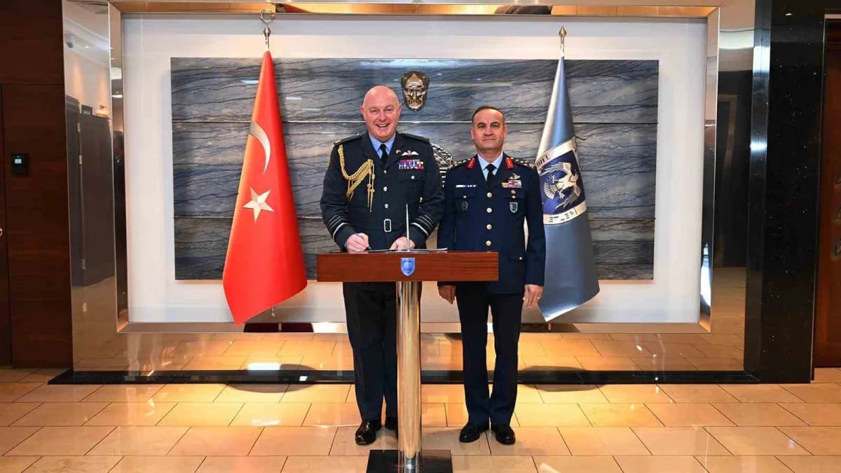 Hava Kuvvetleri Komutanı Orgeneral Rafet Dalkıran ve İngiltere Hava Kuvvetleri Komutanı Orgeneral Sir Harv Smyth Ankara'
