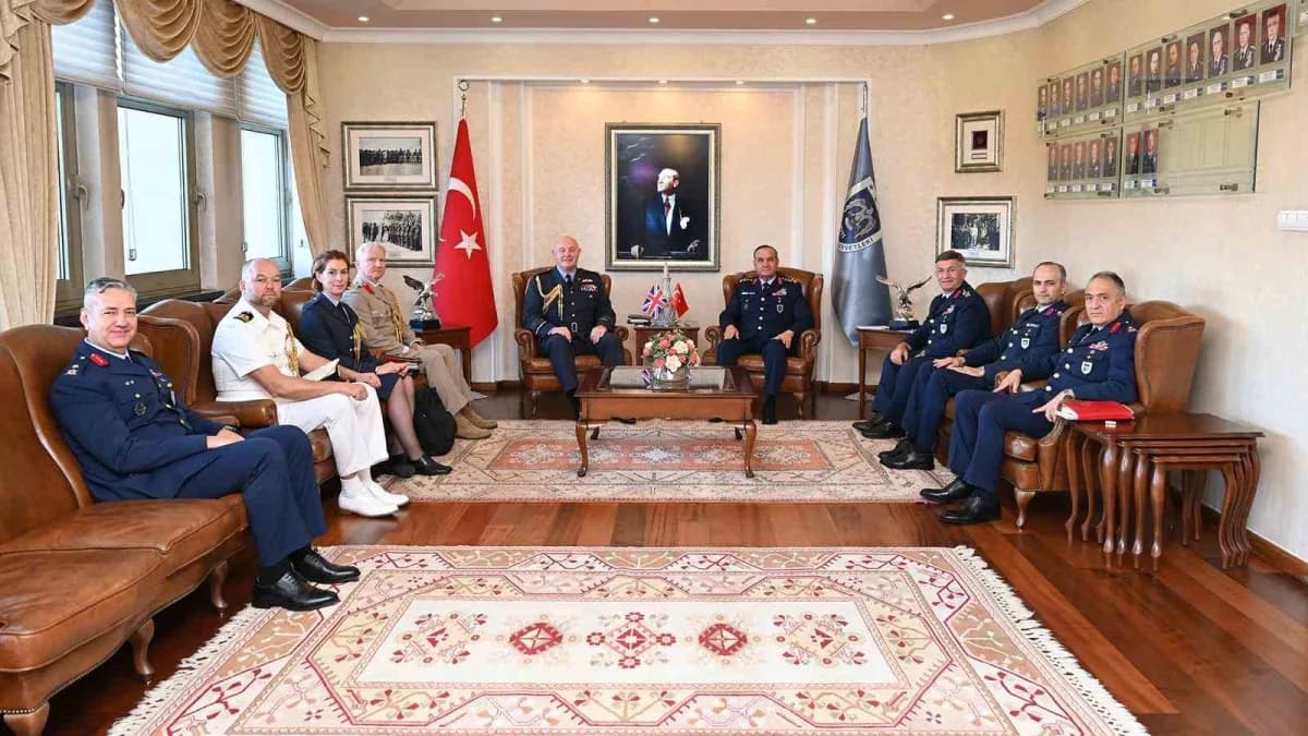 Hava Kuvvetleri Komutanı Orgeneral Rafet Dalkıran, Birleşik Krallık Hava Kuvvetleri Komutanı Orgeneral Sir Harv Smyth il