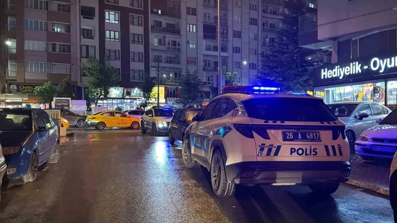 Polis yaptığı çalışmada şahısları gözaltına alırken bahse konu silahı da ele geçirdi.