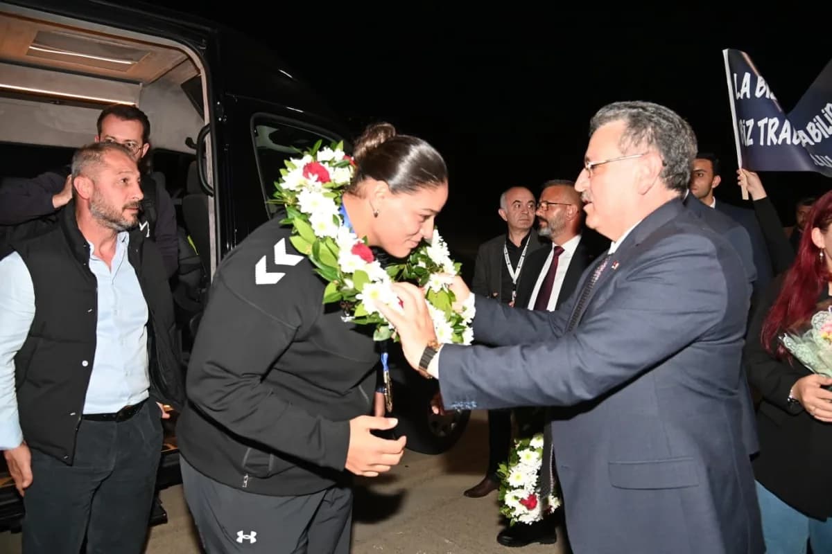 Bulgaristan’ın başkenti Sofya’da gerçekleştirilen 2026 Avrupa Boks Şampiyonası’nda kadınlar +80 kilo finalinde rakibini