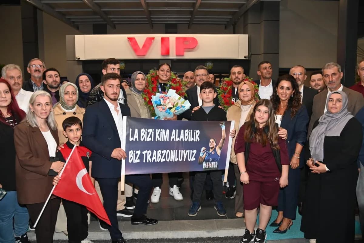 Avrupa Şampiyonu boksör Havvanur Kethüda Trabzon havalimanında coşkuyla karşılanıyor