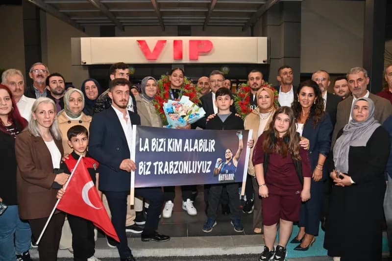 Avrupa Şampiyonu boksör Havvanur Kethüda Trabzon havalimanında coşkuyla karşılanıyor