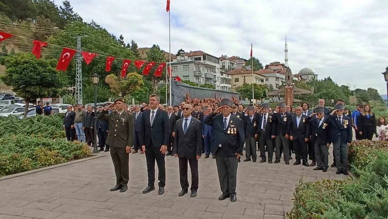 Havza ilçesinde 19 Eylül Gaziler Günü töreninde şehitlik anıtı önünde saygı duruşu ve çelenk sunumu
