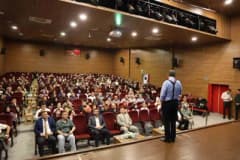 Hayati İnanç Vezirköprü Belediyesi Kültür Merkezi'nde kitapseverlerle söyleşi yaparken