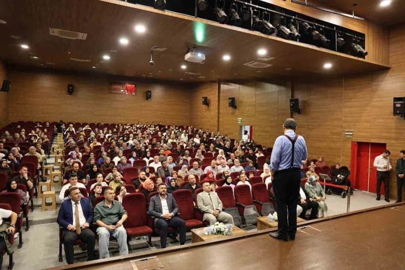Hayati İnanç Vezirköprü Belediyesi Kültür Merkezi'nde kitapseverlerle söyleşi yaparken