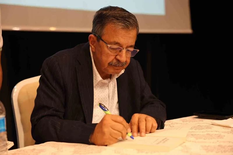 Samsun’un Vezirköprü ilçesinde bu yıl ikincisi düzenlenen Vezirköprü Kitap Günleri, yazar ve hukukçu Hayati İnanç’ın kat