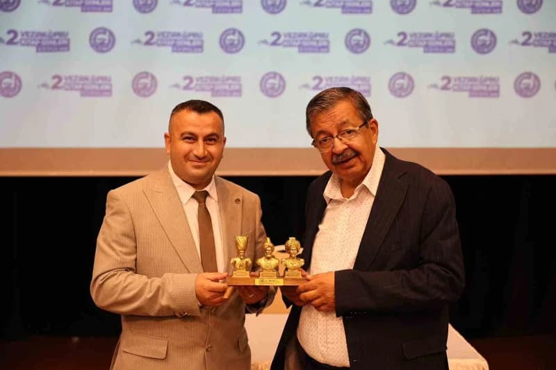 Samsun’un Vezirköprü ilçesinde bu yıl ikincisi düzenlenen Vezirköprü Kitap Günleri, yazar ve hukukçu Hayati İnanç’ın kat