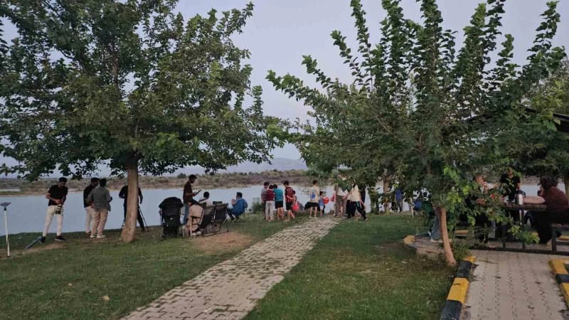 Hatay’ın doğal güzellikleriyle dikkat çeken volkanik yapıya sahip Haydarlar Gölü, dolunay gecesinde vatandaşların uğrak