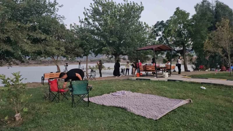 Hatay’ın doğal güzellikleriyle dikkat çeken volkanik yapıya sahip Haydarlar Gölü, dolunay gecesinde vatandaşların uğrak