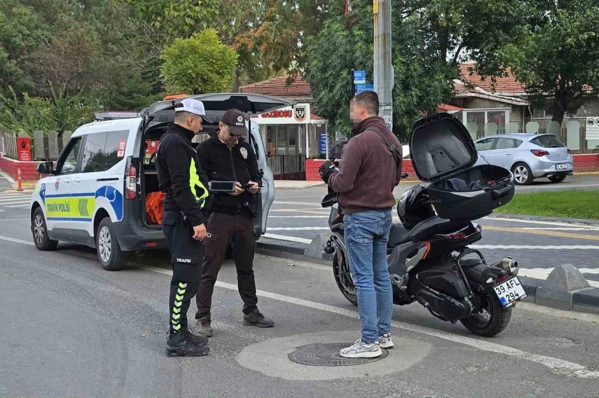 Tekirdağ Hayrabolu’da motosiklet sürücülerine yönelik trafik denetimi sırasında kontrol noktası