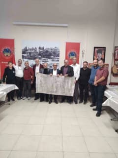 Bursa Sivaslılar Kültür ve Dayanışma Derneği’nde Hayri Aydınlı Sivasî Sohbetleri programında konuşma yapıyor