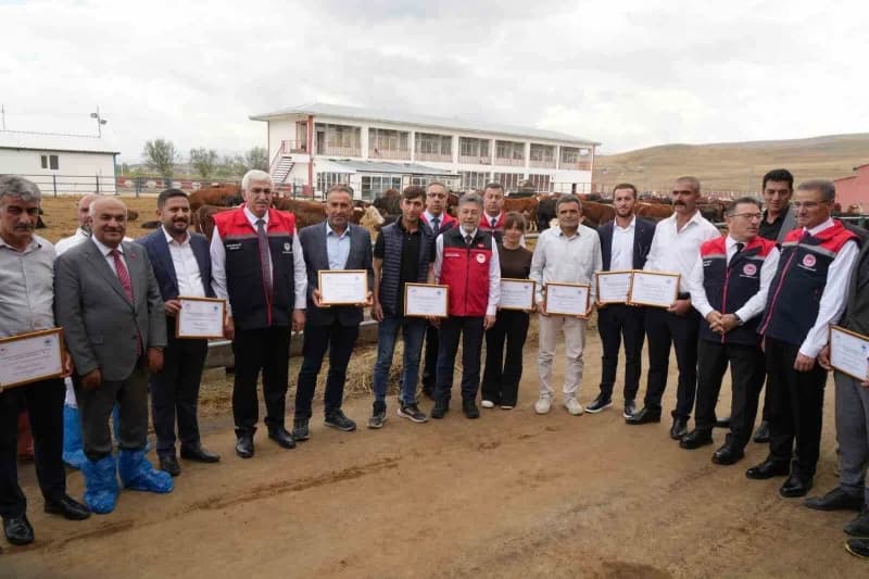Konuşmaların ardından üreticilere düveler Teslim edildi.