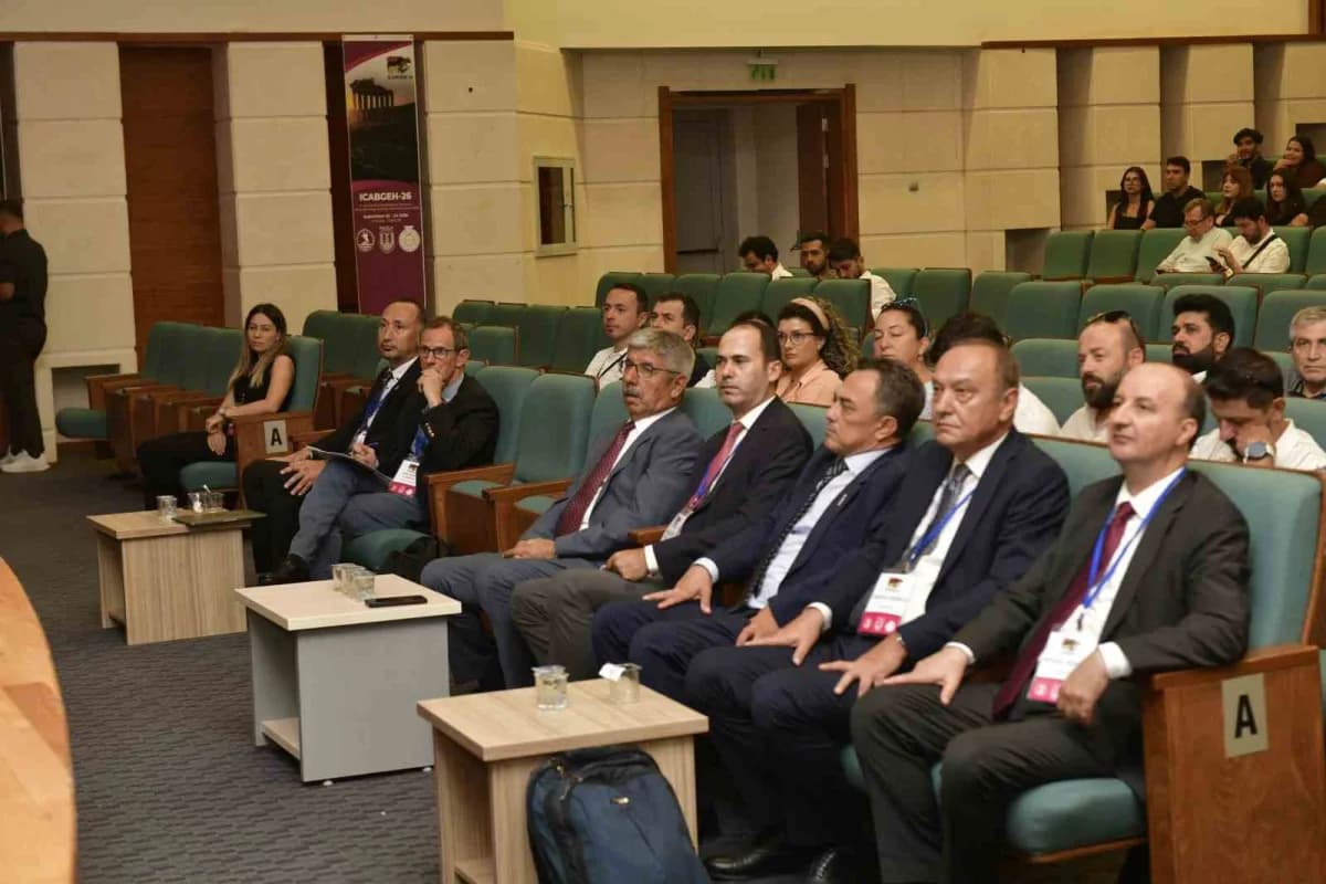 Muğla Sıtkı Koçman Üniversitesi Atatürk Kültür Merkezi'nde düzenlenen hayvancılık ve veteriner bilimleri kongresinden bi
