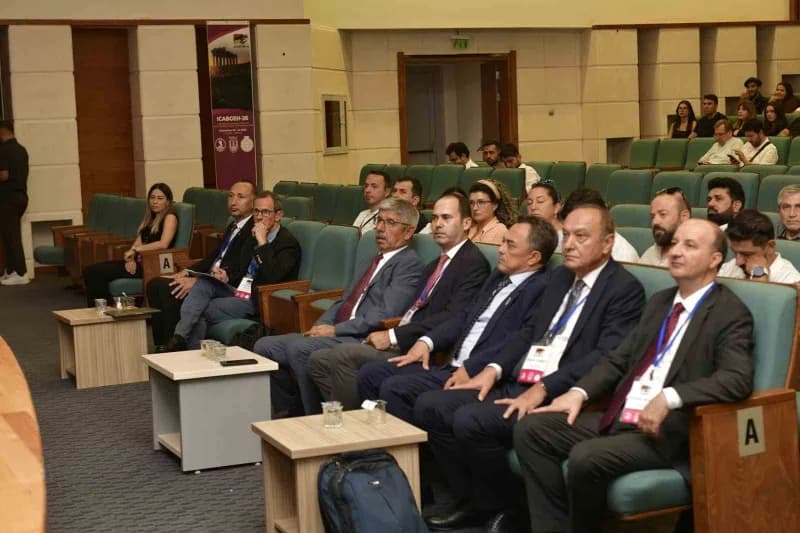 Muğla Sıtkı Koçman Üniversitesi Atatürk Kültür Merkezi'nde düzenlenen hayvancılık ve veteriner bilimleri kongresinden bi