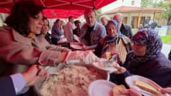 Kütahya'da Hazreti Mevlânâ'nın 819. doğum yıl dönümü etkinliğinde vatandaşlara pilav ve ayran ikramı yapılıyor
