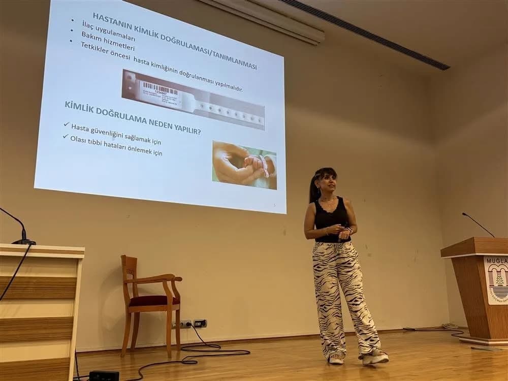 Muğla Sıtkı Koçman Üniversitesi’nde hemşirelik öğrencilerine verilen hastane oryantasyon eğitimi sırasında öğrenciler ve