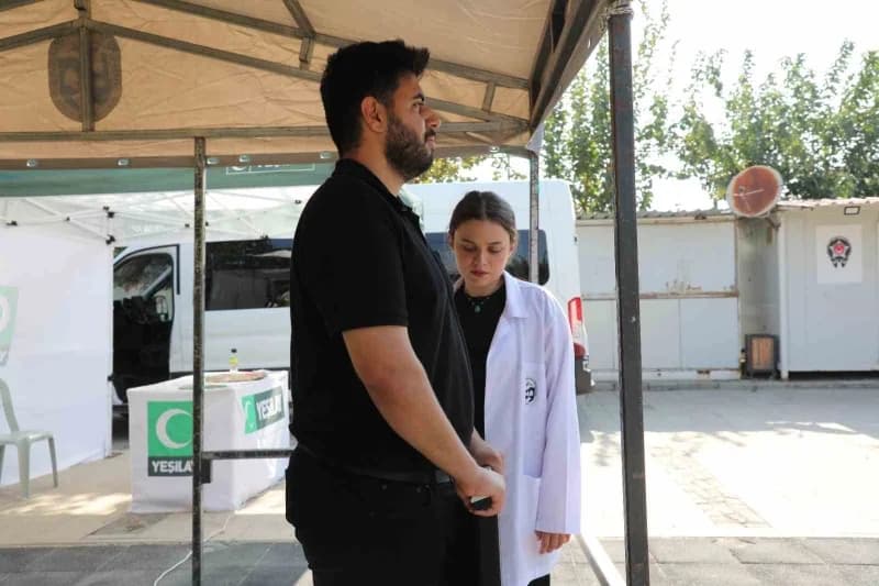 HBB’nin “Her Ölçüm Yeni Bir Başlangıç” programı kapsamında Defne Sevgi Parkı’nda vatandaşlara ücretsiz sağlık ölçümleri