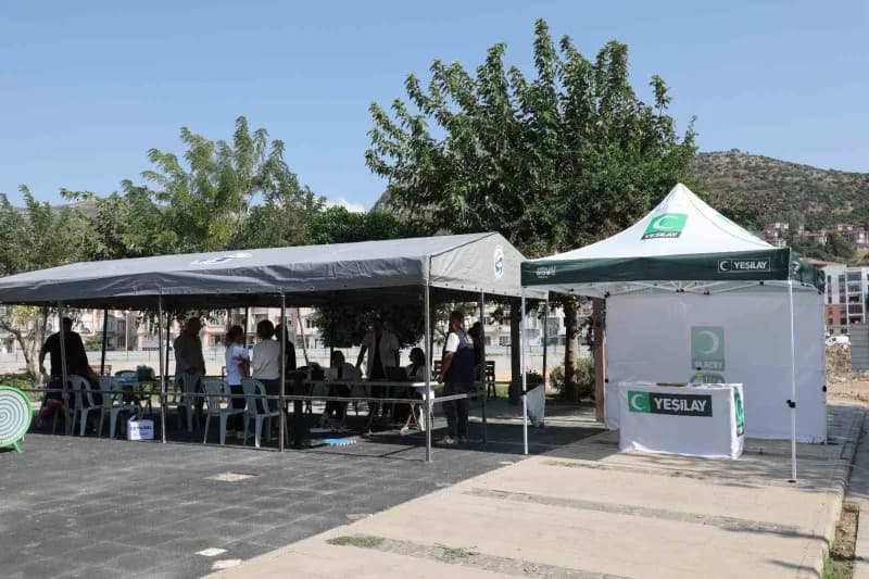 Hatay Büyükşehir Belediyesi ekipleri Defne ilçesinde Sevgi Parkı’nda vatandaşlara kan şekeri ve tansiyon ölçümü yapıyor