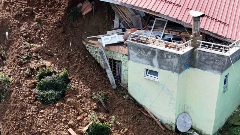 Rize'nin Pazar ilçesinde heyelan nedeniyle içi balçıkla dolup çatısı kayarak kullanılamaz hale gelen iki katlı evde mahs