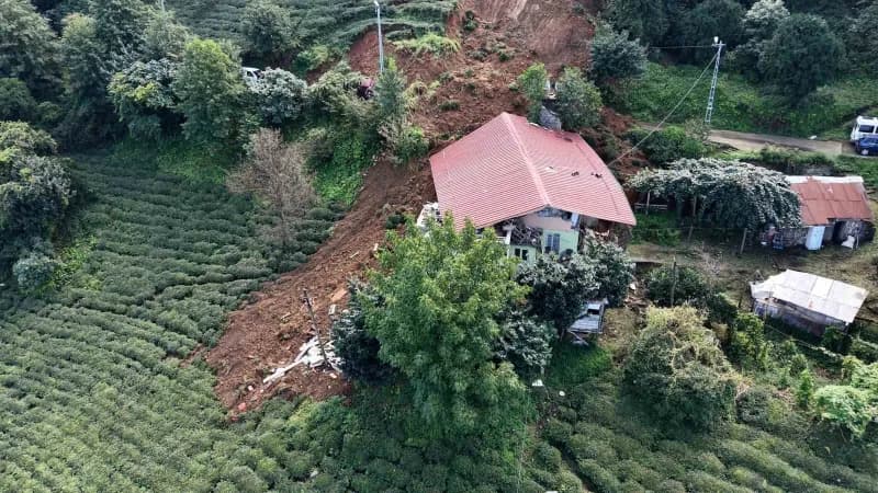 Rize'nin Pazar ilçesinde heyelan nedeniyle içi balçıkla dolup çatısı kayarak kullanılamaz hale gelen iki katlı evde mahs