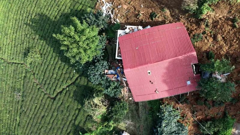 Rize'nin Pazar ilçesinde heyelan nedeniyle içi balçıkla dolup çatısı kayarak kullanılamaz hale gelen iki katlı evde mahs