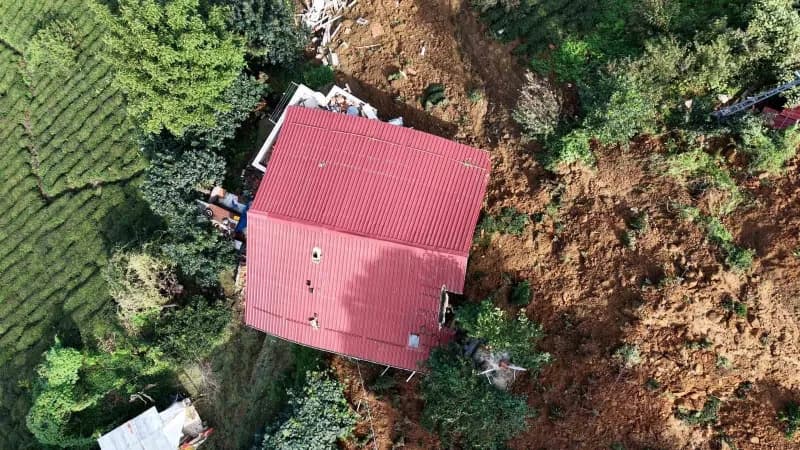 Rize'nin Pazar ilçesinde heyelan nedeniyle içi balçıkla dolup çatısı kayarak kullanılamaz hale gelen iki katlı evde mahs