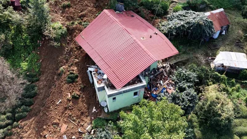 Rize Pazar ilçesinde heyelan sonrası balçıkla dolan ve çatısı kayan evin dış görünümü