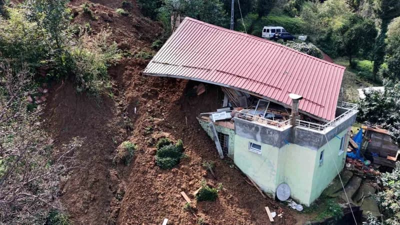 Rize'nin Pazar ilçesinde heyelan nedeniyle içi balçıkla dolup çatısı kayarak kullanılamaz hale gelen iki katlı evde mahs